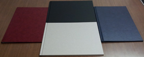 copertina per fotobook nei colori nero, argento, blu scuro e rosso bordò