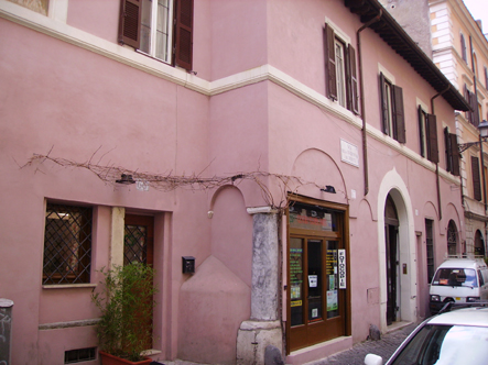 Veduta della casa, in primo piano una delle colonne